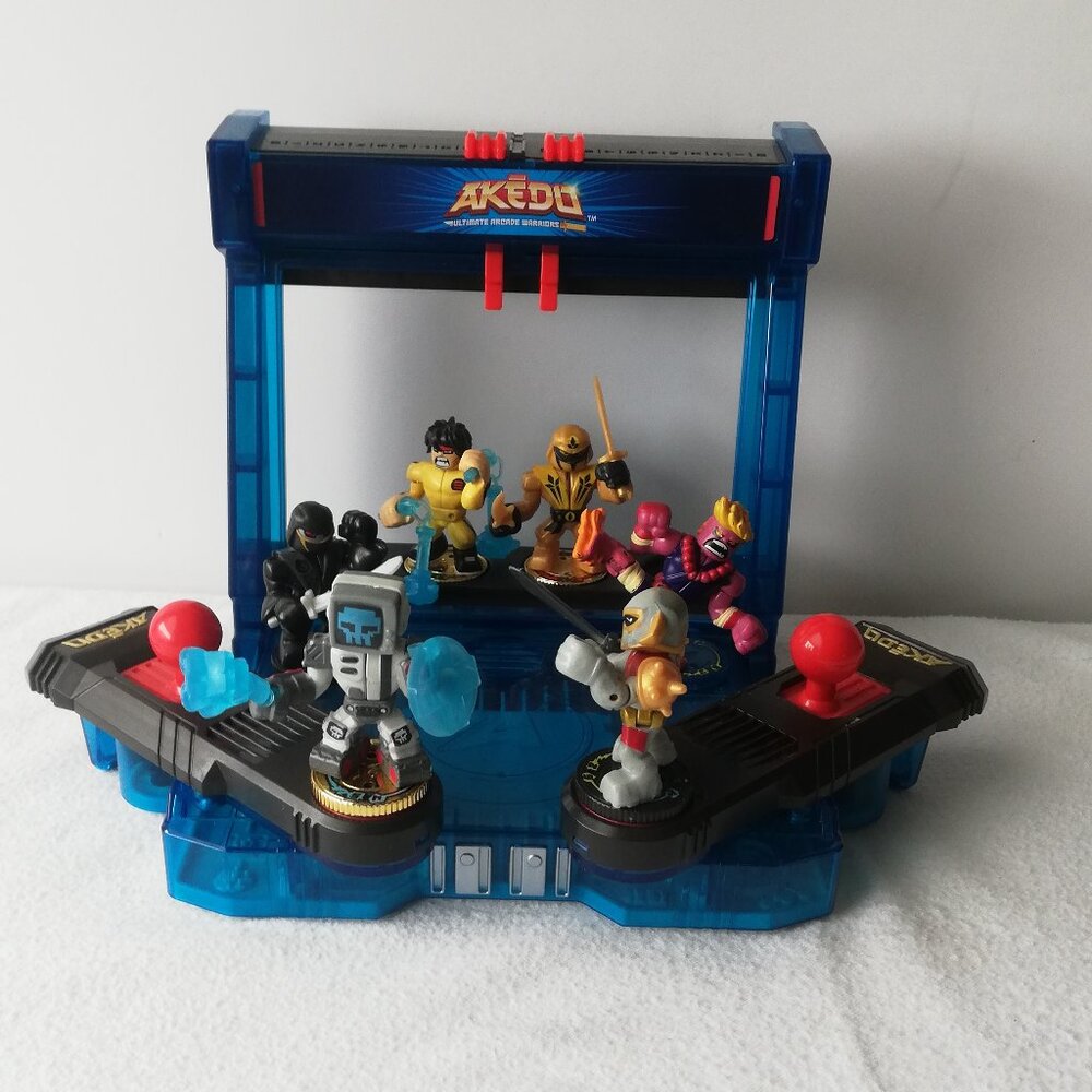 Akedo Ultimate Arcade Warriors Battle Arena with 6 Warrior Figures / Sunshadow